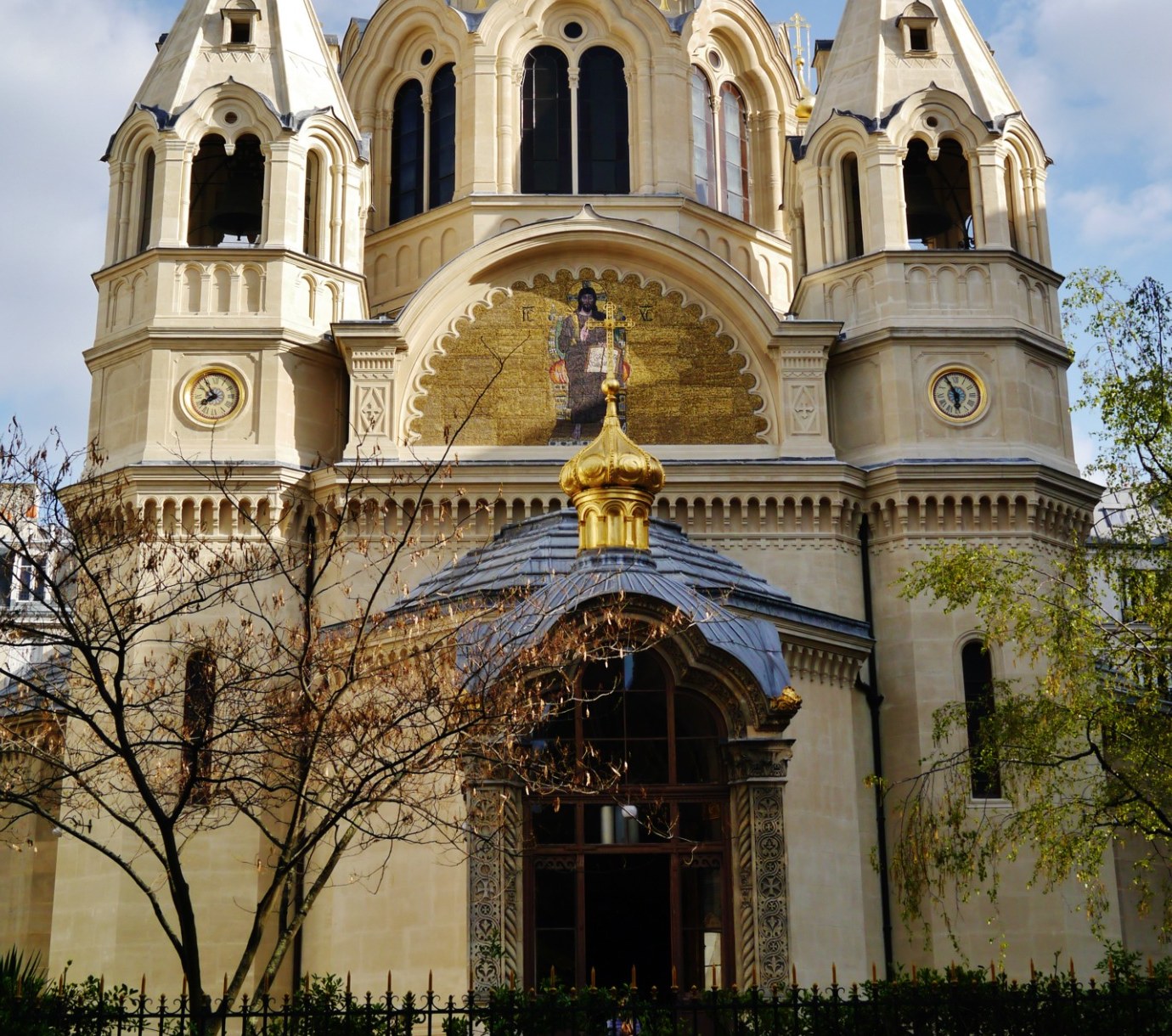 Détail intérieur et atmosphère sacrée de la cathédrale